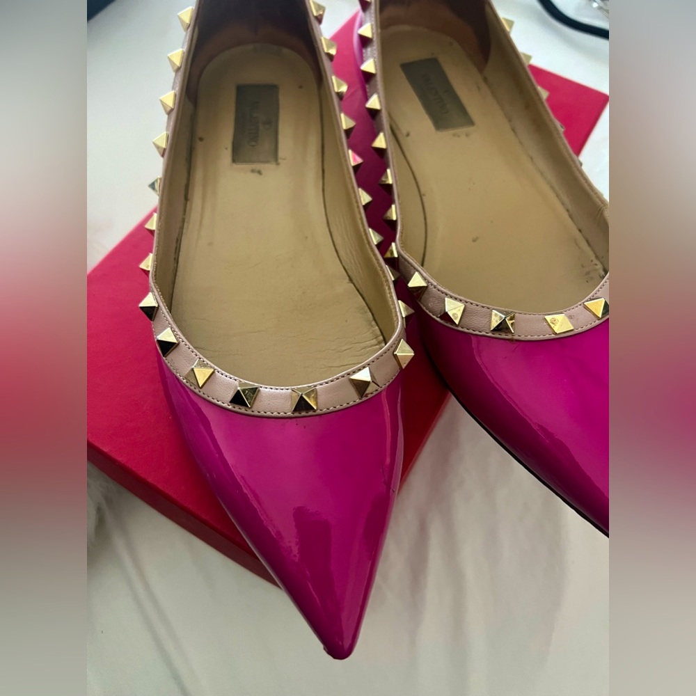Valentino Rockstud flats in Fuchsia